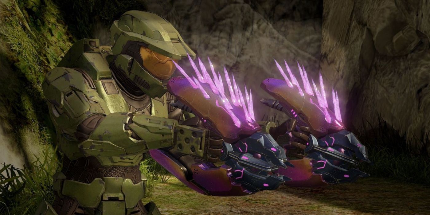 Master Chief aims the Needler in Halo 3.