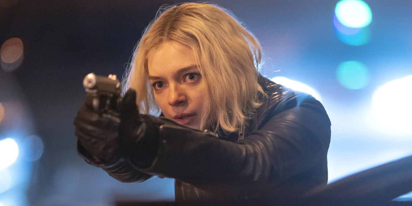 Hanna holds a gun in season 3