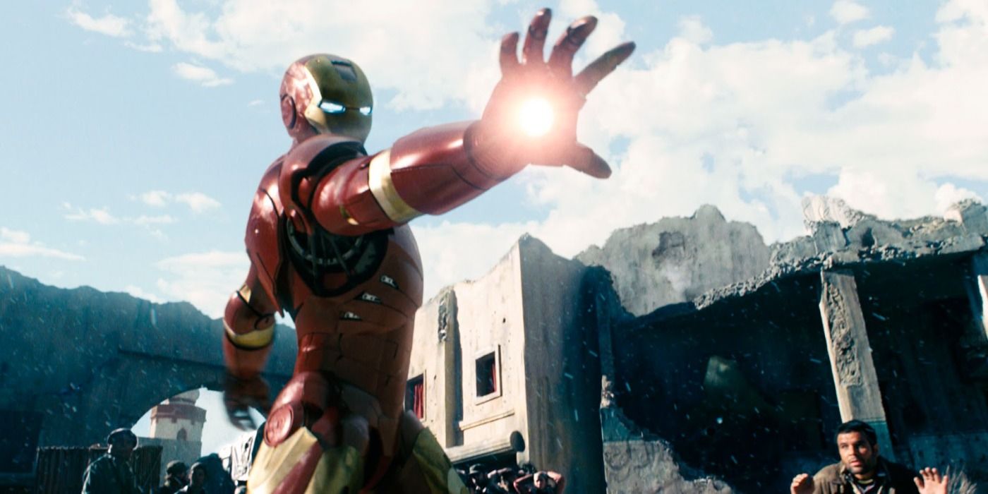 Homem de Ferro segurando sua mão de laser no filme Homem de Ferro de 2008