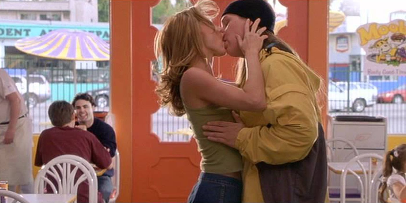 Jay kissing Justice in a fantasy in Jay and Silent Bob Strike Back.