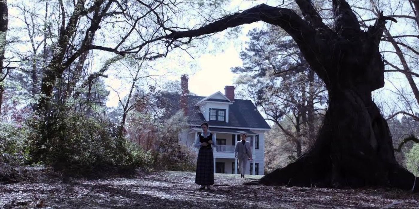 Lorraine and Ed stand outside their farmhouse in The Conjuring