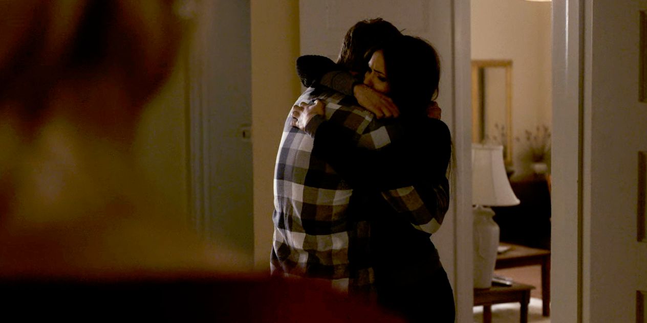 Elena abraça Matt em The Vampire Diaries.