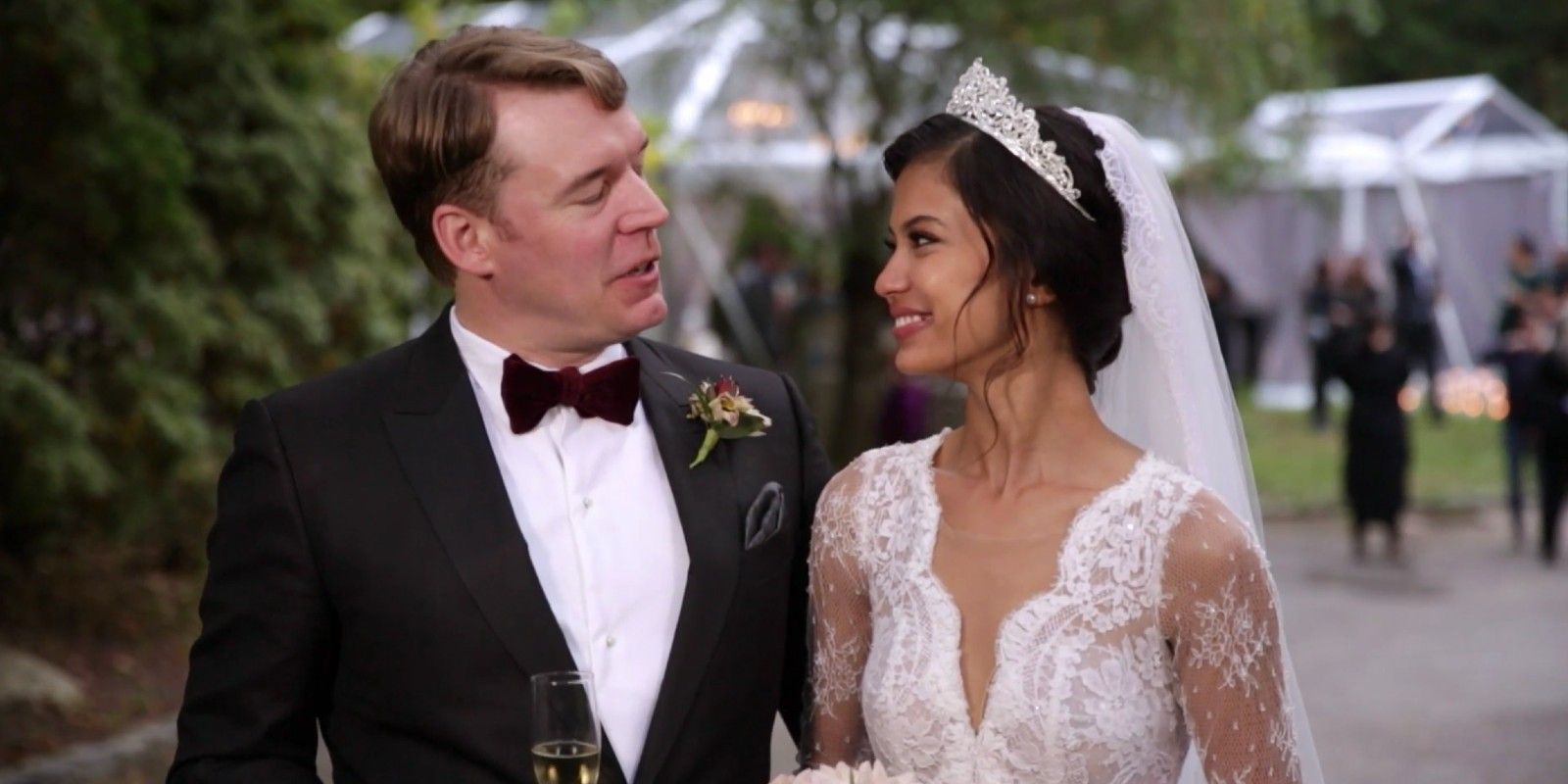 Michael Jessen e Juliana Custodio no noivo de 90 dias em traje de casamento