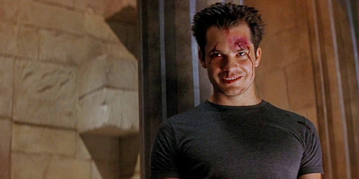Mickey smiles on the stage in Scream 2.