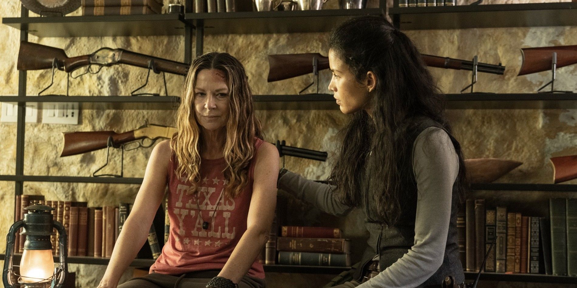 Mo Collins as Sarah and Danay Garcia as Luciana in Fear Walking Dead
