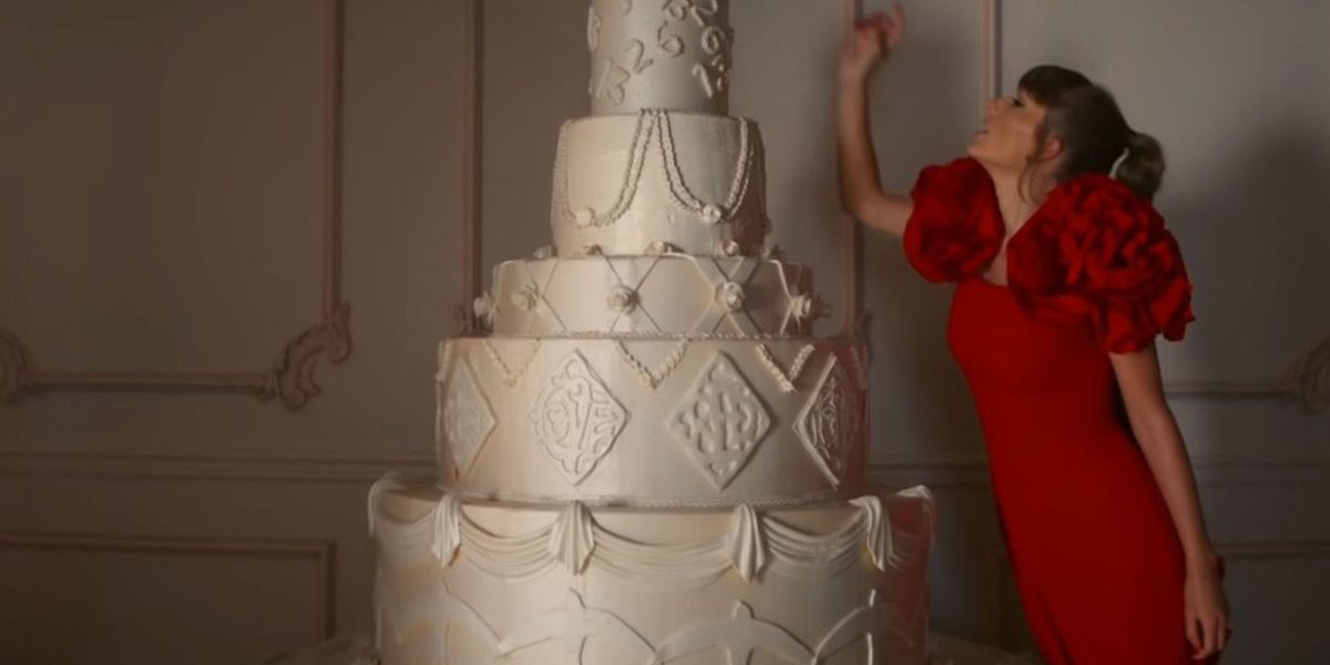 Taylor Swift licks icing of the cake in I Bet You Think About Me.