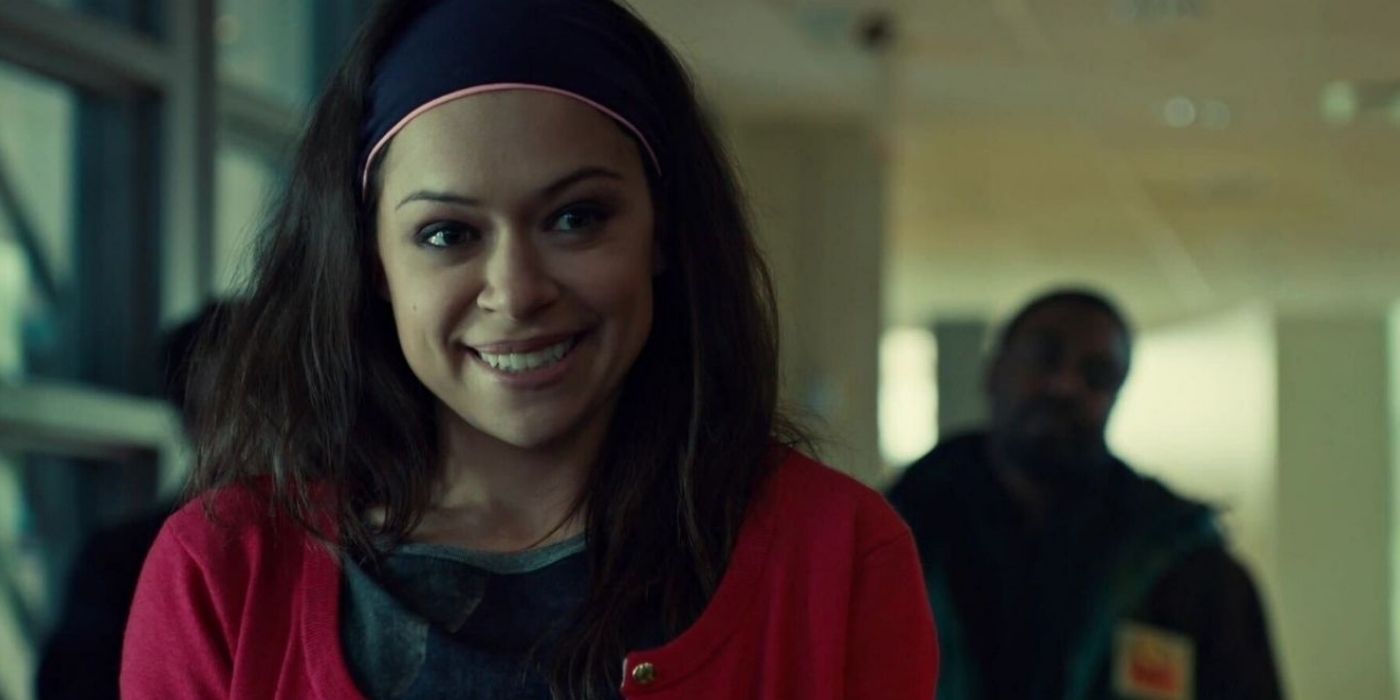 Sarah smiling widely in Orphan Black