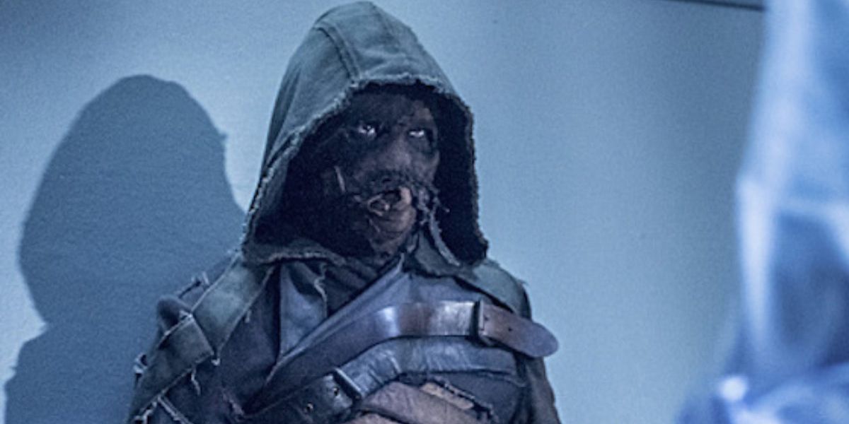 Ragman stands against a wall in Arrow.