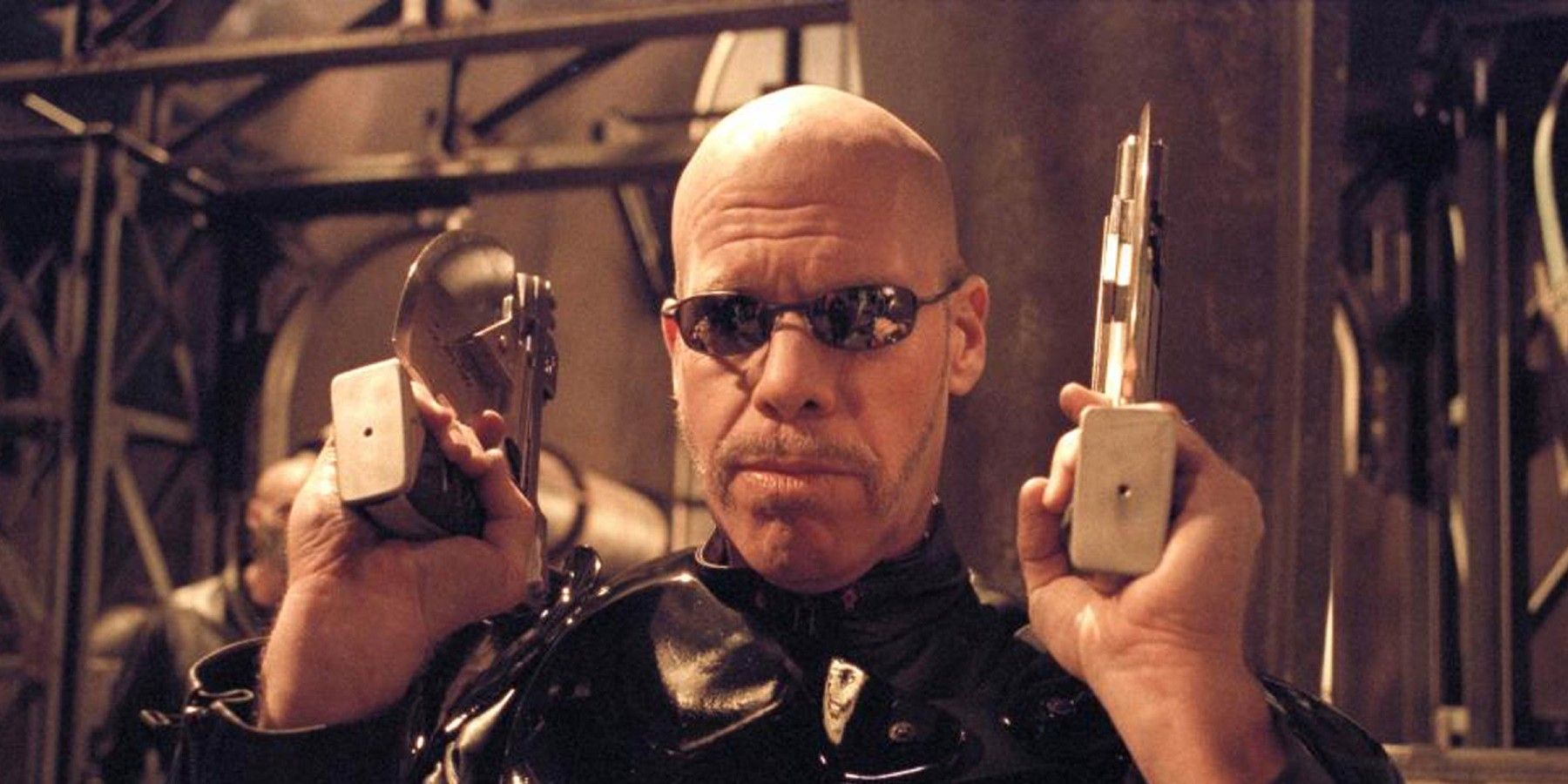 Ron Perlman holding two guns in Blade 2