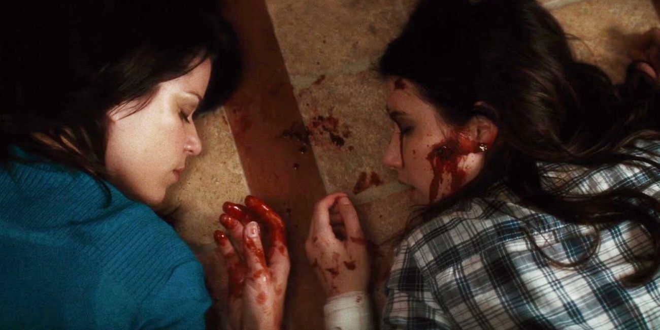 Sydney está no chão com Jill desmaiada em Scream 4.