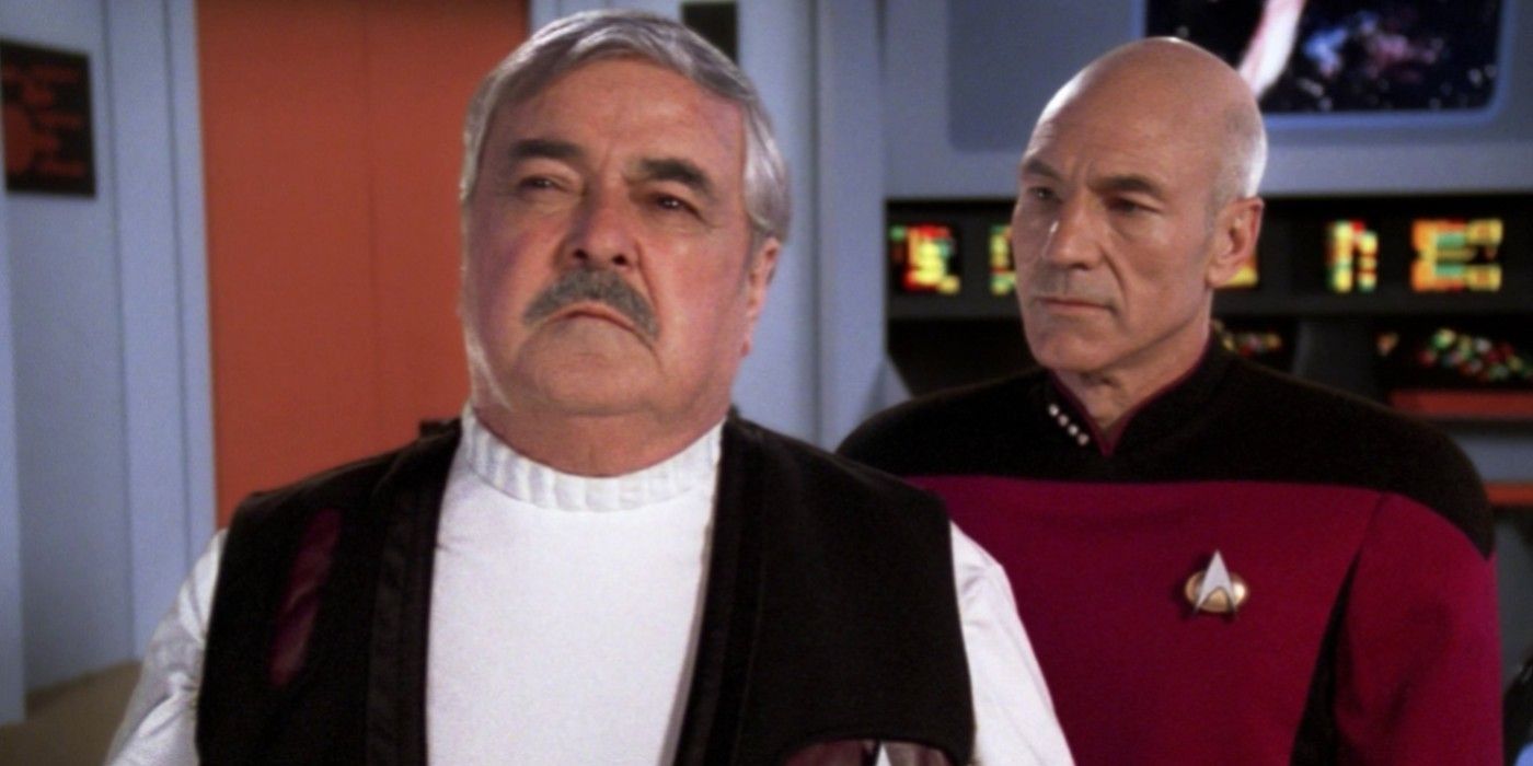 Scotty e Picard vistos na ponte corporativa original em Relics