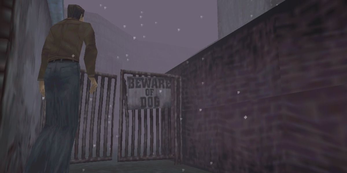 Harry se aproxima de um portão em Silent Hill (1999)