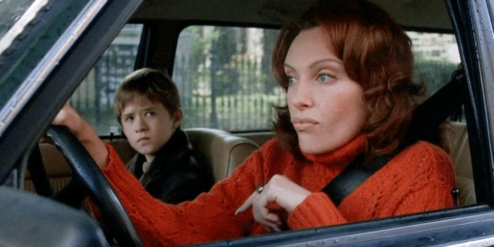 Коул смотрит на свою мать в машине в «Шестом чувстве».