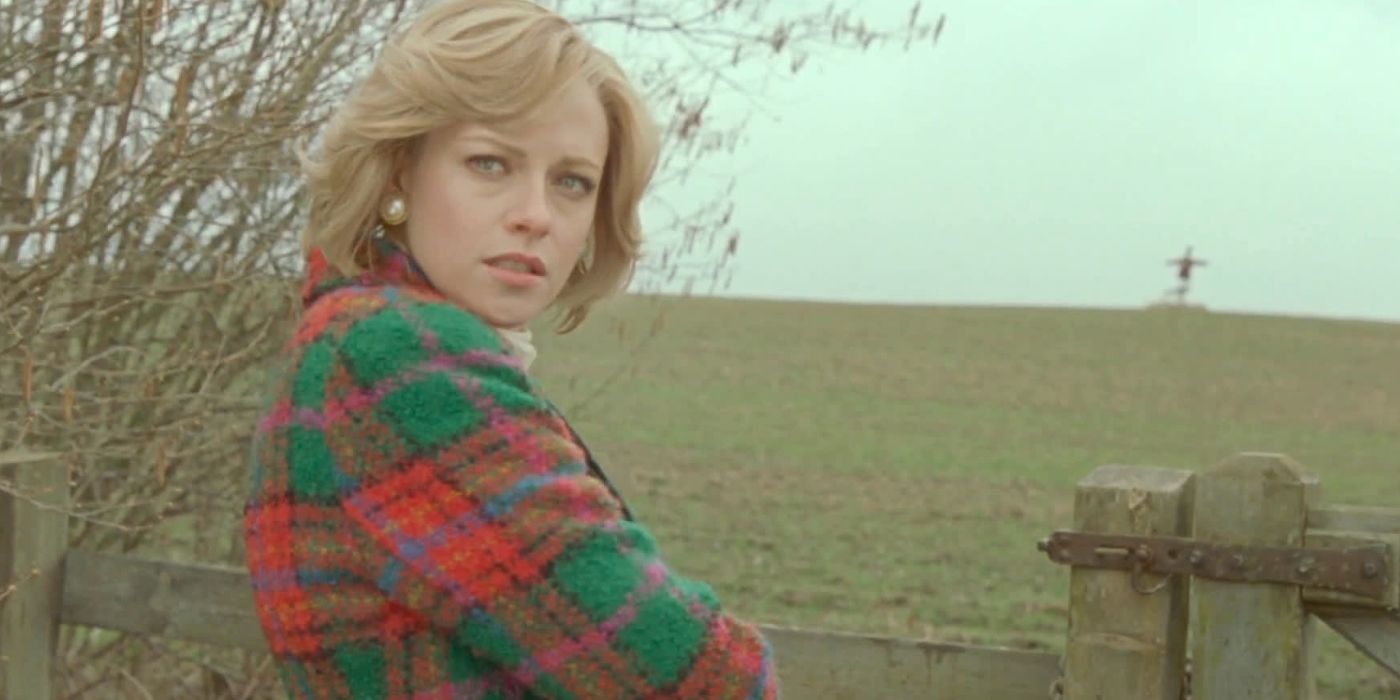 Princesa Diana crying while standing outside and looking back in Spencer