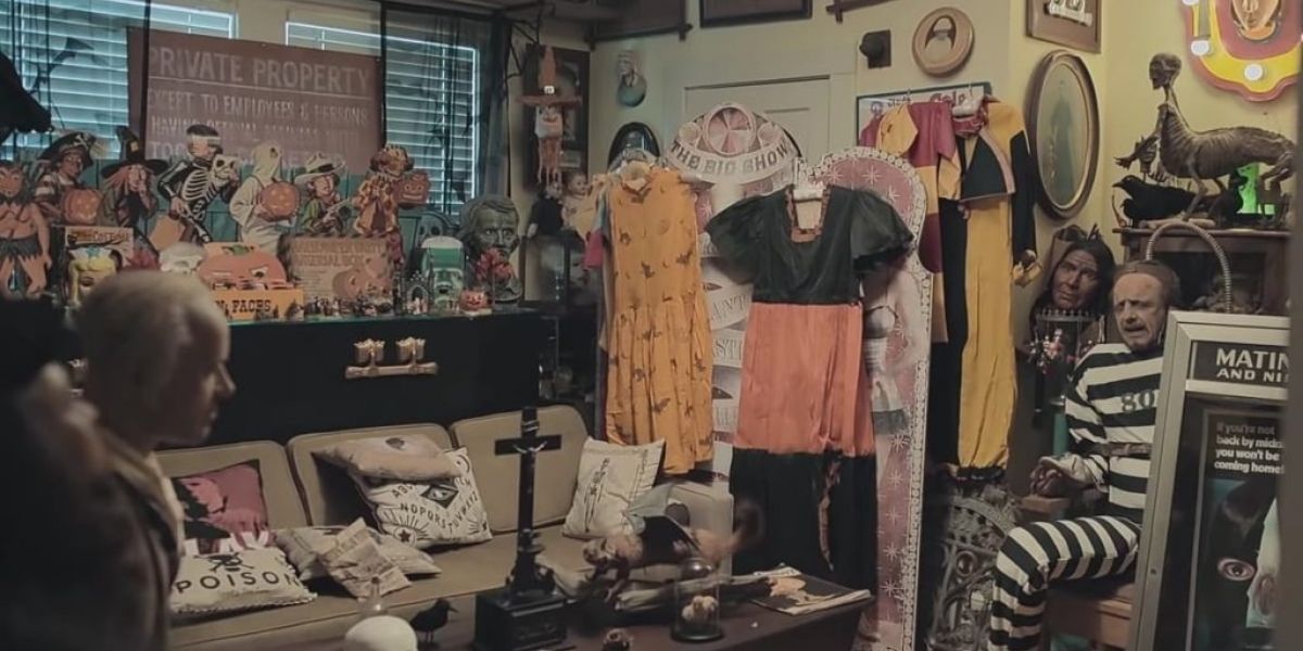 Cast from Swap Shop: Dash For Cash sitting in a cluttered room