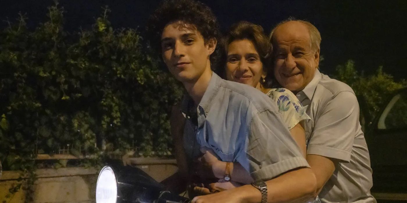 A família italiana andando de scooter em A Mão de Deus