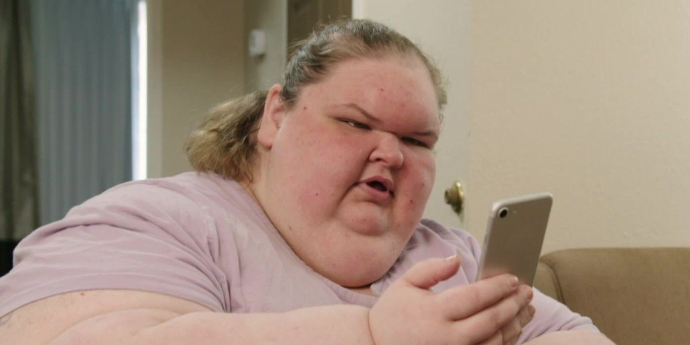 Tammy Slaton holding a phone in 1000-lb Sisters