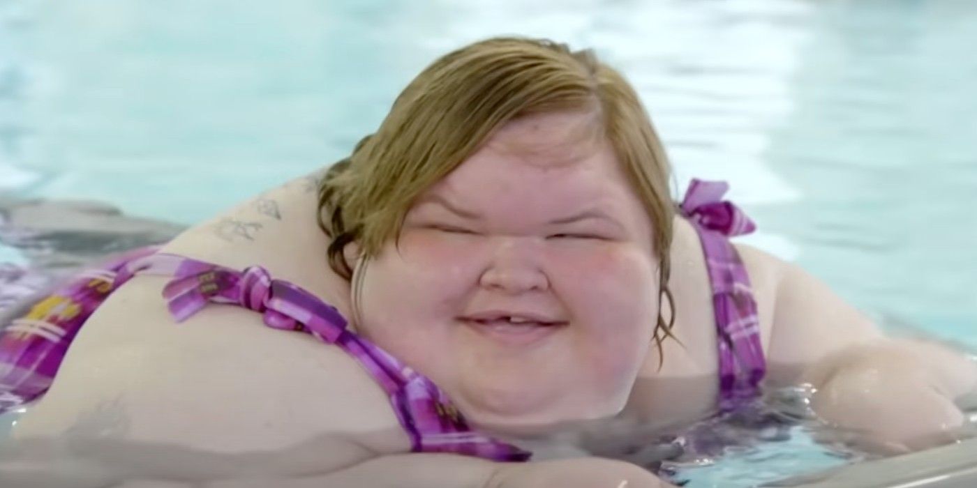 Amy Slaton 1000-lb Sisters in swimming pool smliing