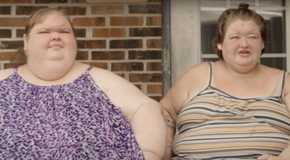 Tammy and Amy Slaton from 1000-lb Sisters sitting next to each other