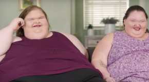 Tammy and Amy Slaton from 1000-lb Sisters sitting aide by side laughing