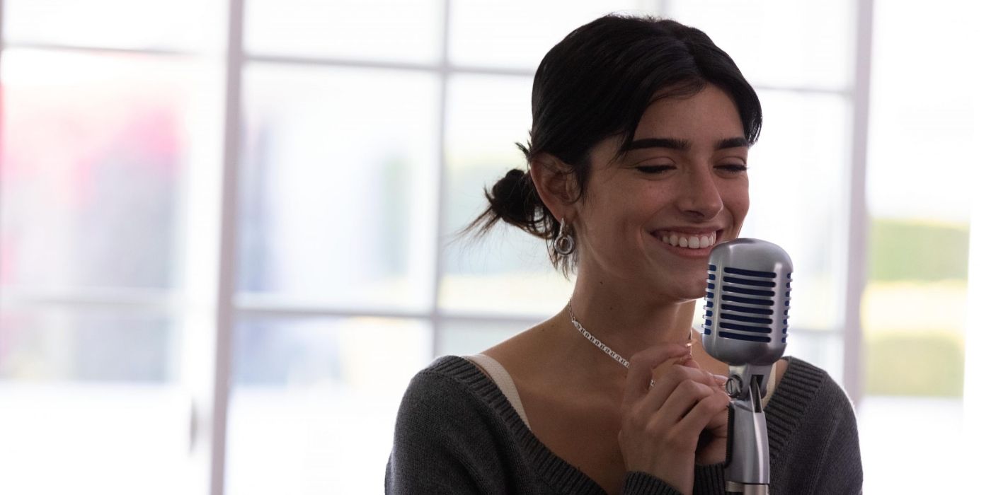 Dixie smiling and singing into a microphone on The D'Amelio Show