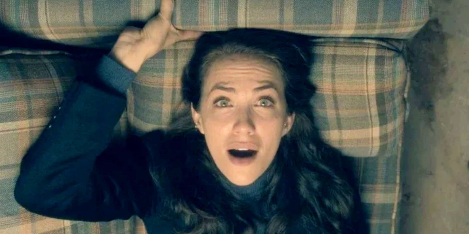 Nell screaming on the couch in The Haunting Of Hill House
