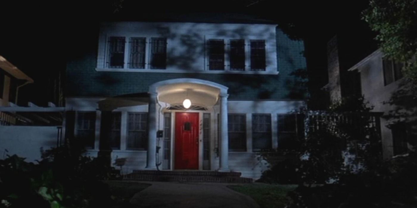 A casa Nightmare On Elm Street à noite com apenas a luz da varanda acesa