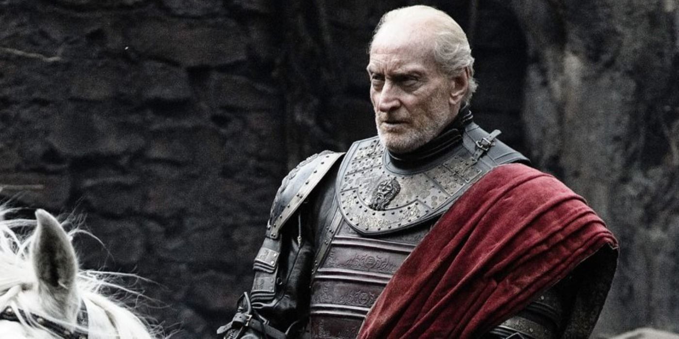 Tywin vestindo sua armadura Lannister a cavalo na segunda temporada de Game of Thrones