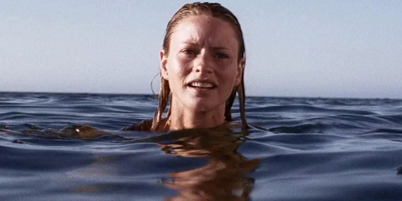 A woman alone in the middle of the ocean in Open Water