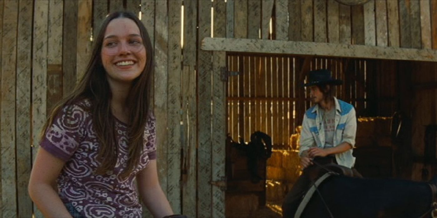 Victoria Pedretti andando a cavalo e sorrindo em Era uma vez em Hollywood
