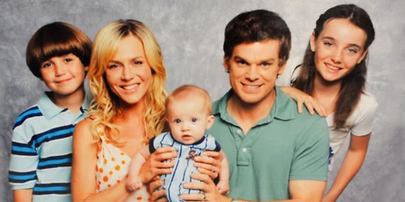 Dexter (Michael C. Hall) dan Rita (Julie Benz) bersama anak-anak mereka dalam foto keluarga.