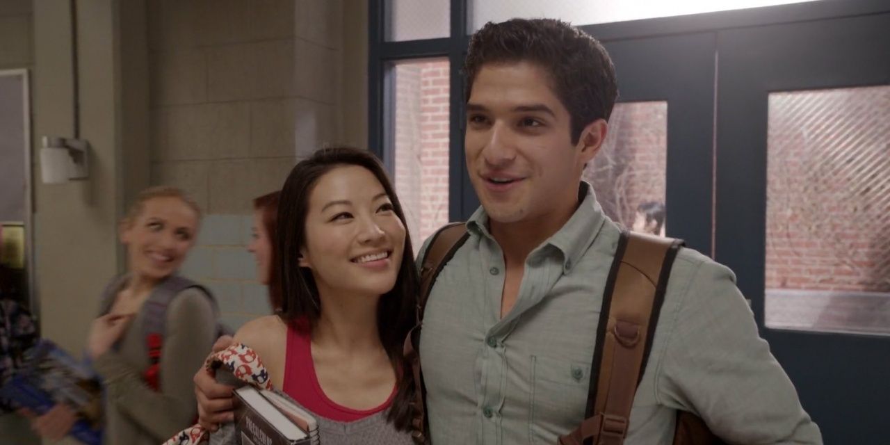 Kira e Scott andando pelo corredor em Teen Wolf