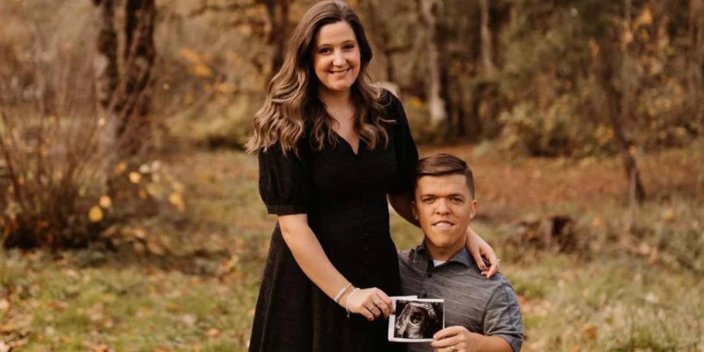 Little People Big World's Tori and Zach Roloff holding sonogram picture