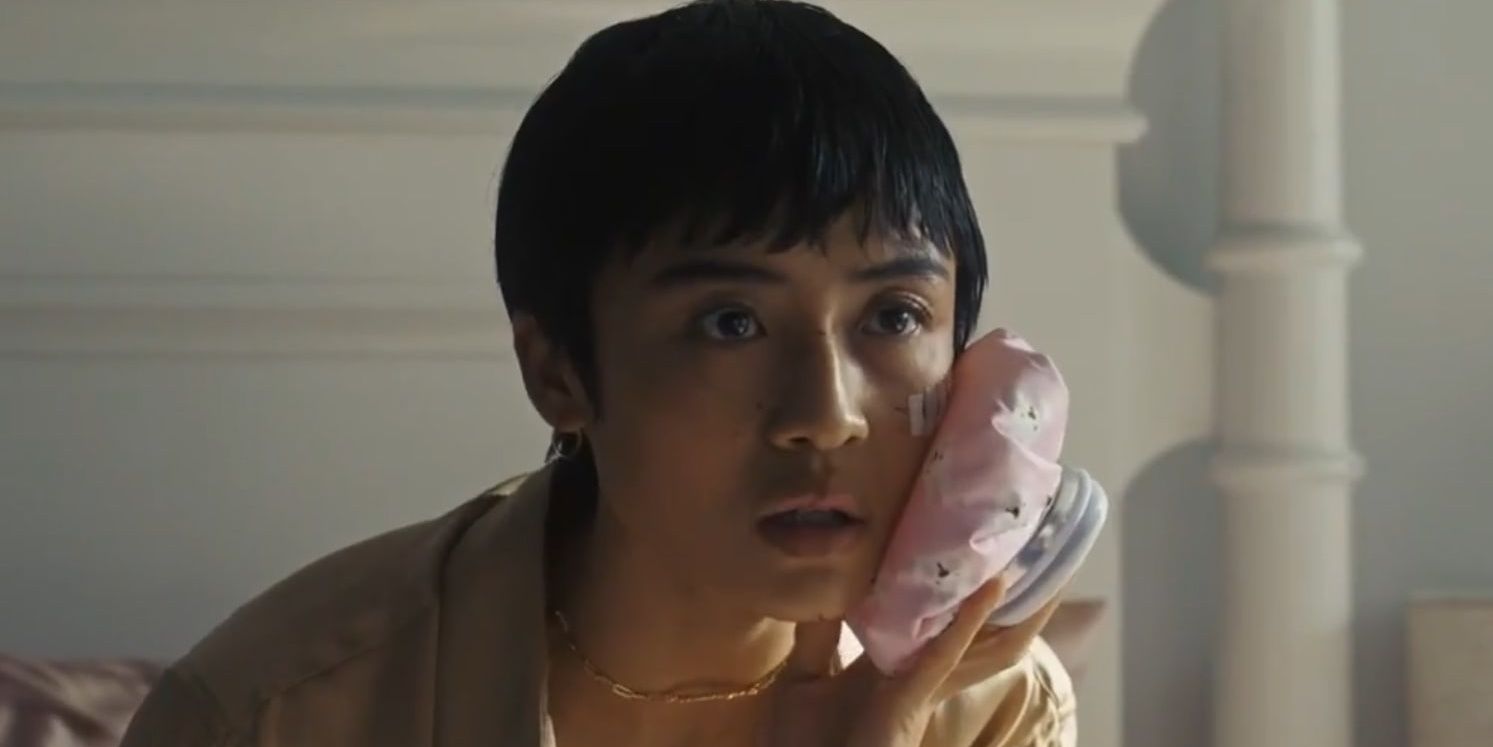 Margot holding an icepack in i know what you did last summer