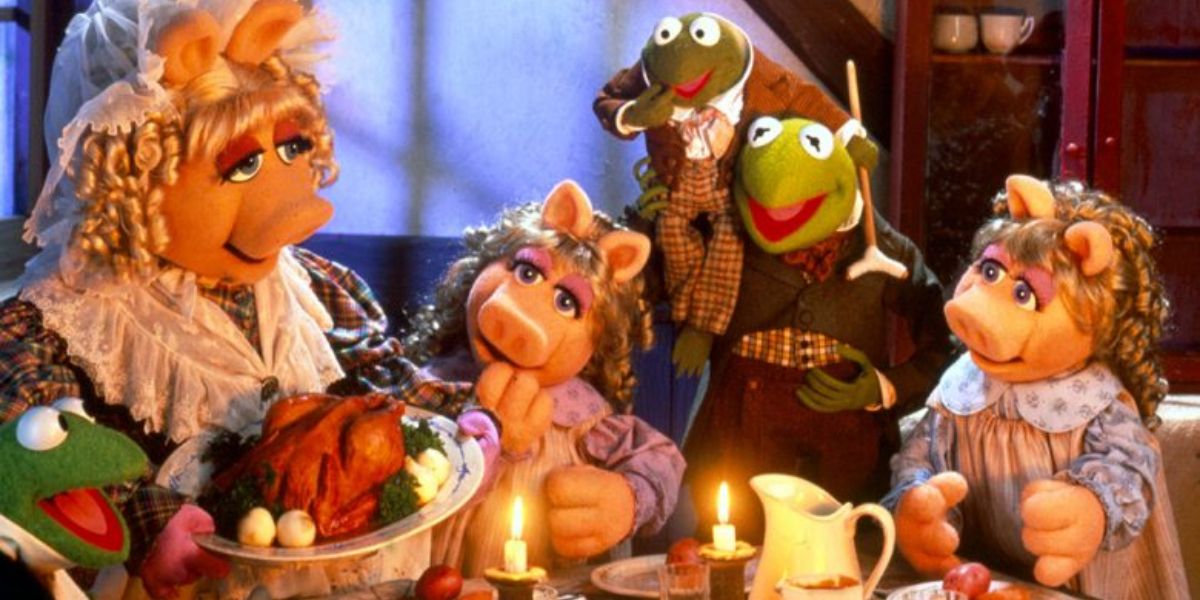 Miss Piggy menyajikan makanan keluarganya di The Muppet Christmas Carol.