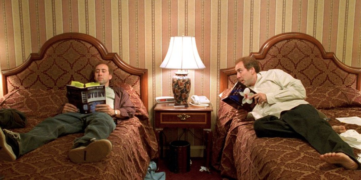 Charlie dan Donald Kaufman berbaring di tempat tidur di Adaptasi