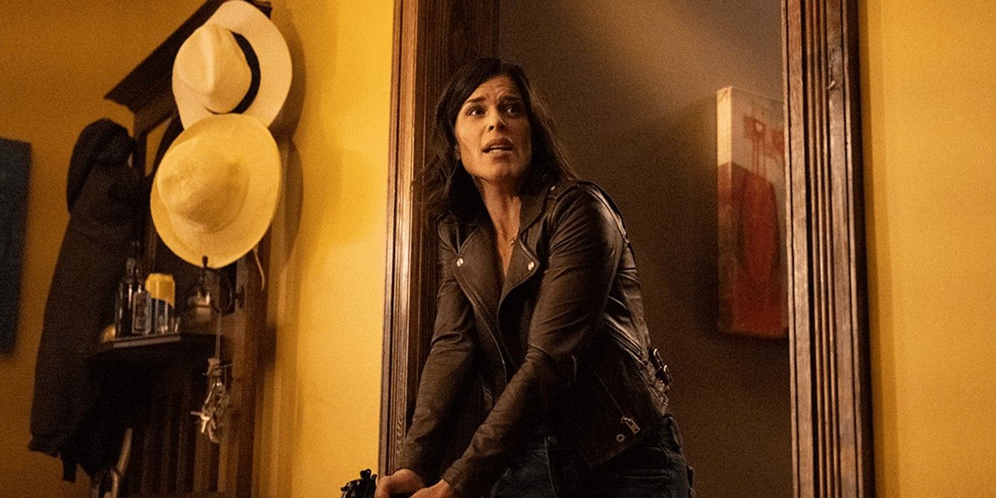 Sidney wielding a gun in Scream 2022