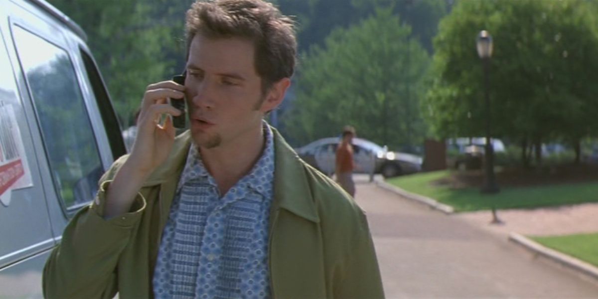 Randy talks on the phone near a van outside in Scream 2.