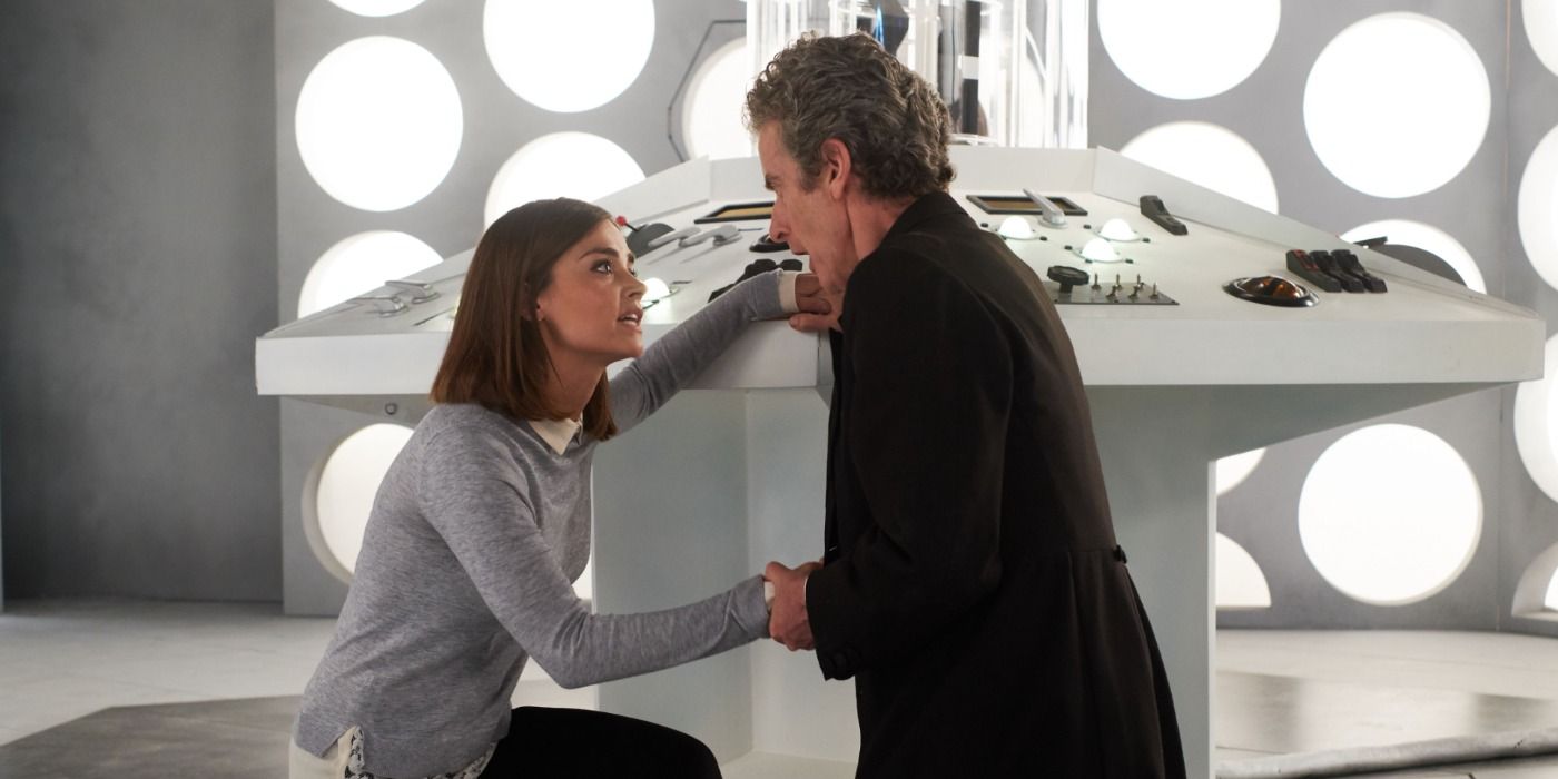 El Duodécimo Doctor y Clara se dan la mano en la TARDIS en Doctor Who