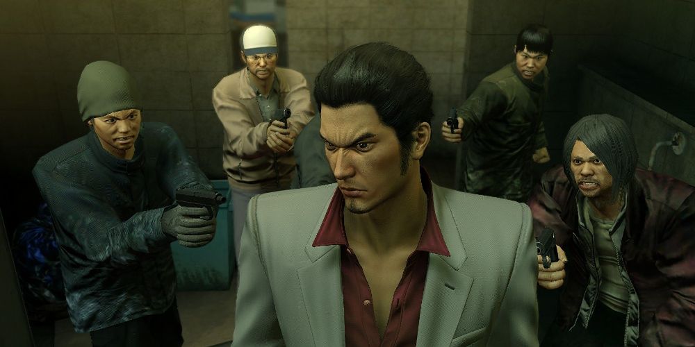Kazuma surrounded by foes in Yakuza Kiwami