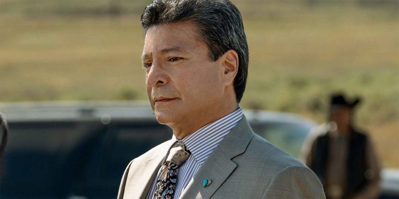 Chefe Rainwater de terno do lado de fora em Yellowstone