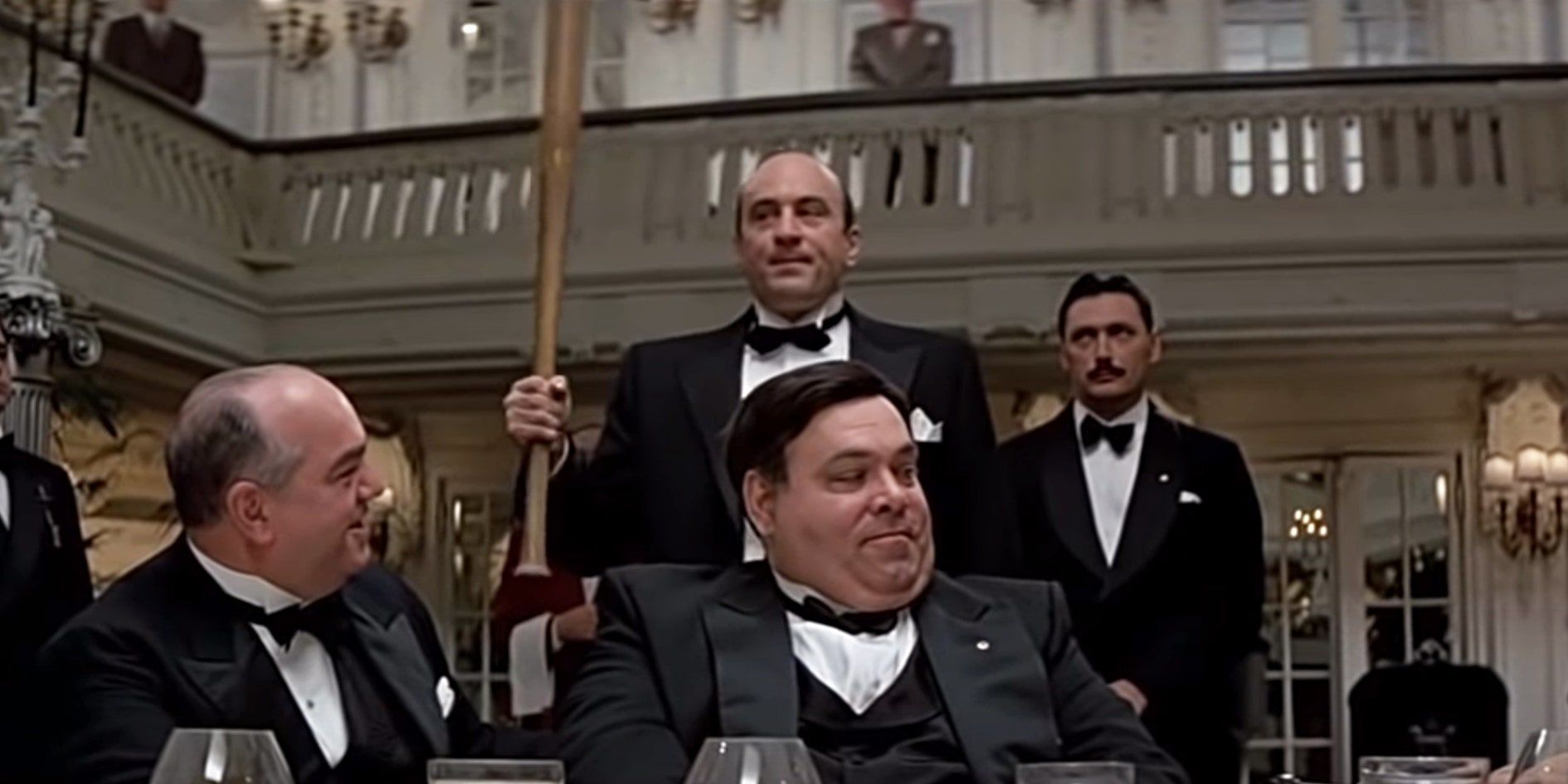 Capone memegang tongkat bisbol saat dia bersiap untuk mengalahkan salah satu capo-nya di The Untouchables