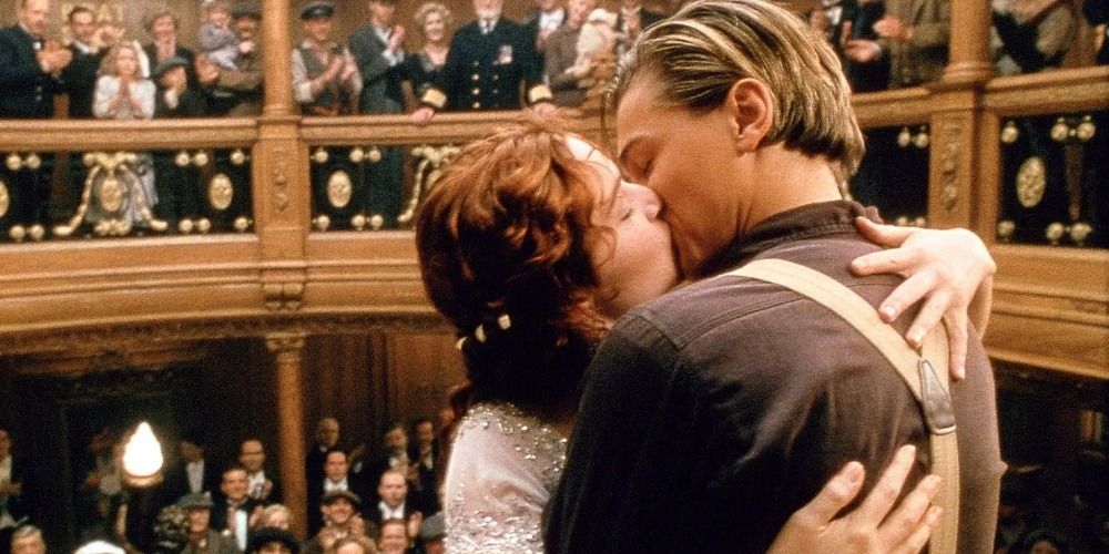 An image of Jack and Rose kissing in front of all the passengers in Titanic