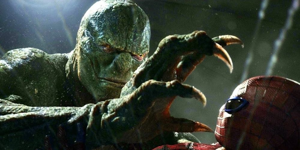 An image of the Lizard grabbing Spiderman's mask in The Amazing Spider-Man