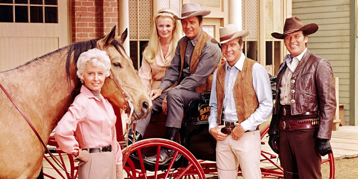 Barbara Stanwyck e o resto do elenco de The Big Valley