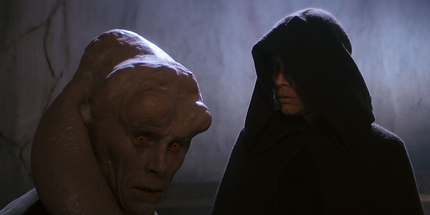 Bib Fortuna speaks to Luke Skywalker in Star Wars