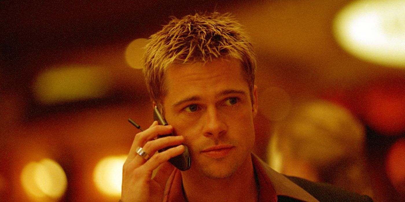 Brad Pitt al teléfono en Ocean's Eleven