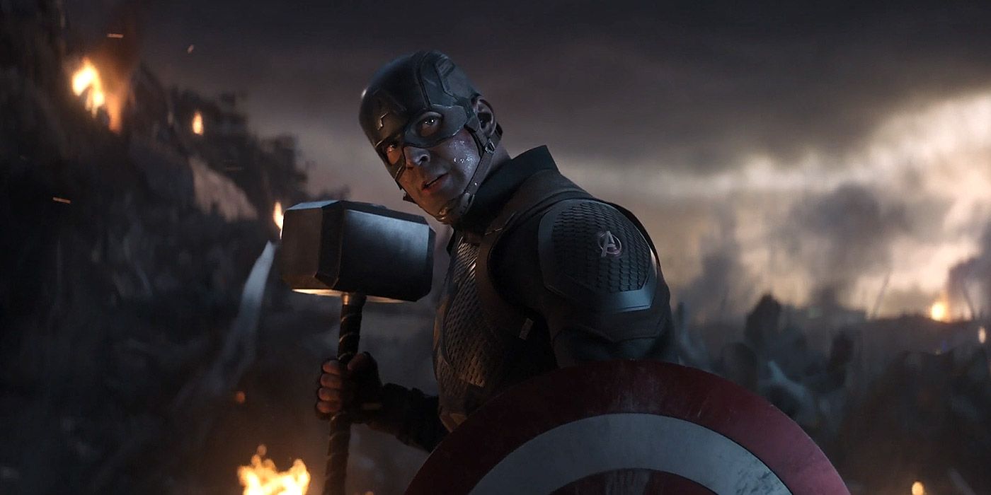 Steve Rogers empunhando o martelo de Thor em Vingadores: Ultimato