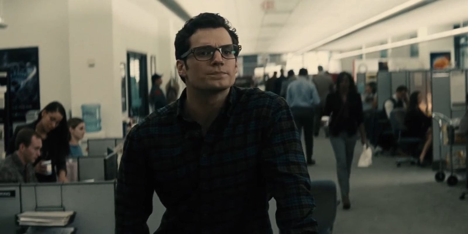 Clark Kent speaking with Perry White at the Daily Planet in Batman V Superman Dawn Of Justice