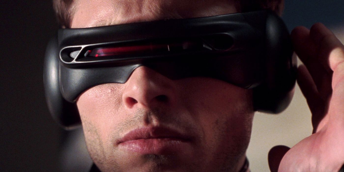 Cyclops readying his visor in X-Men 2000